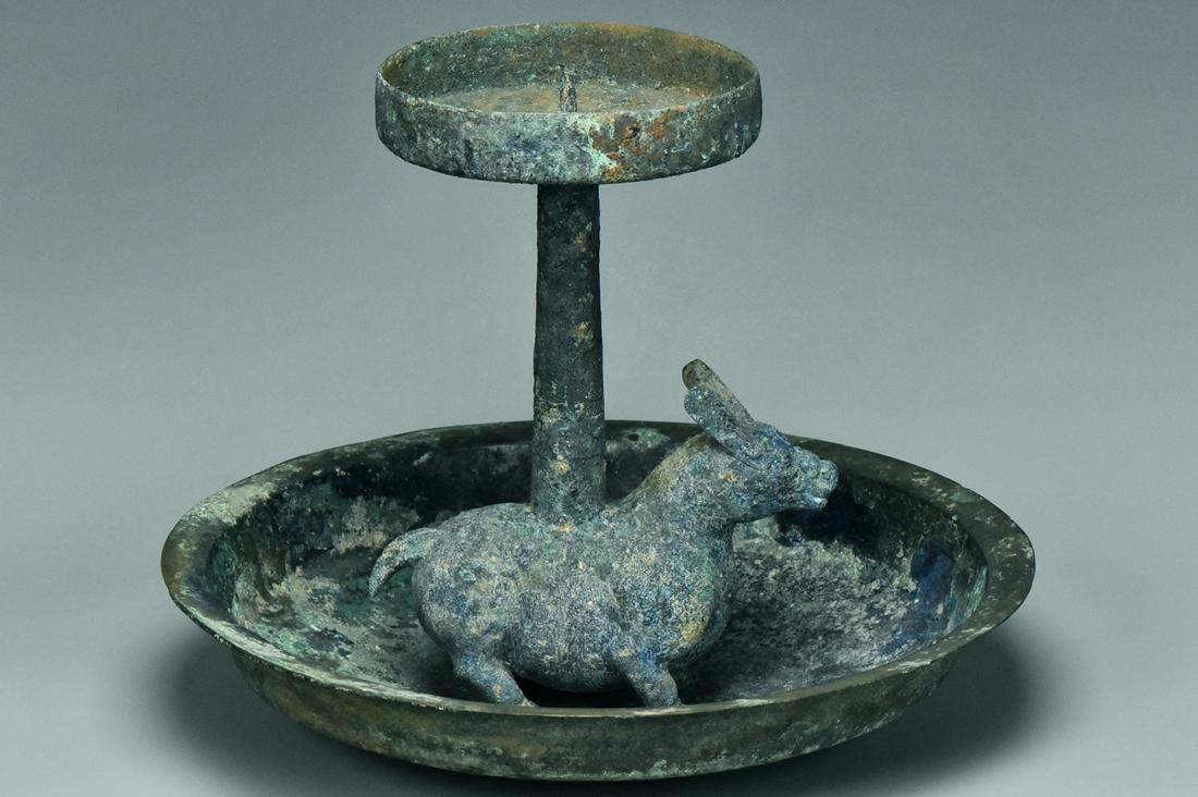 A LARGE WARRING STATES PERIOD BRONZE LAMP (1 of 19)