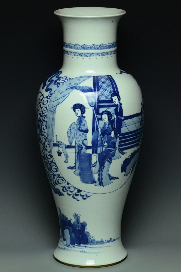A LARGE QING DYNASTY FIGURE SUBJECT VASE (1 of 15)