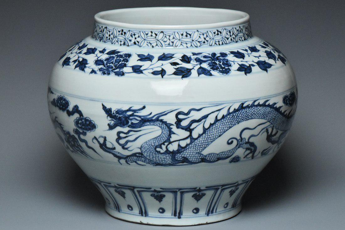 A LARGE BLUE AND WHITE DRAGON JAR (1 of 10)