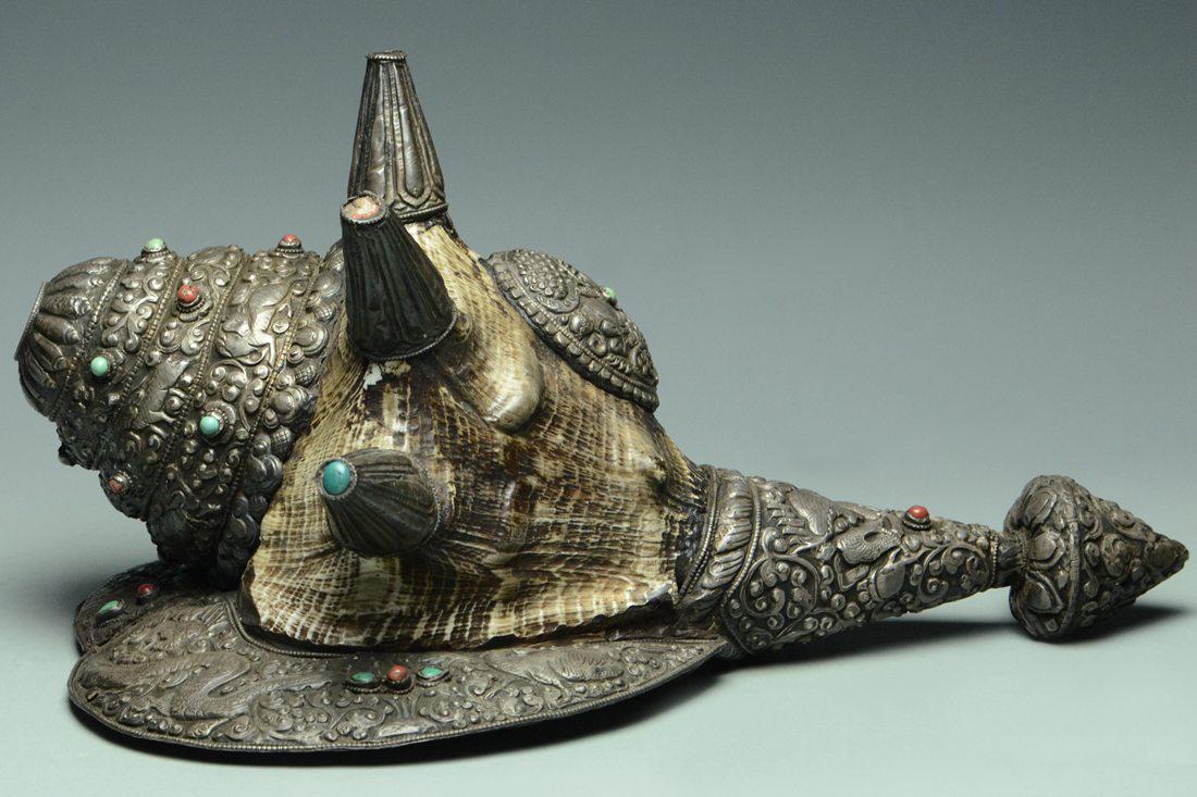 A SILVER AND CONCH SHELL TRUMPET QIANLONG PERIOD (1 of 19)