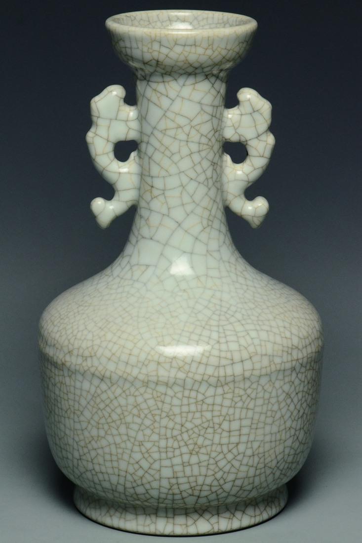 A QING DYNASTY VASE QIANLONG MARK (1 of 10)