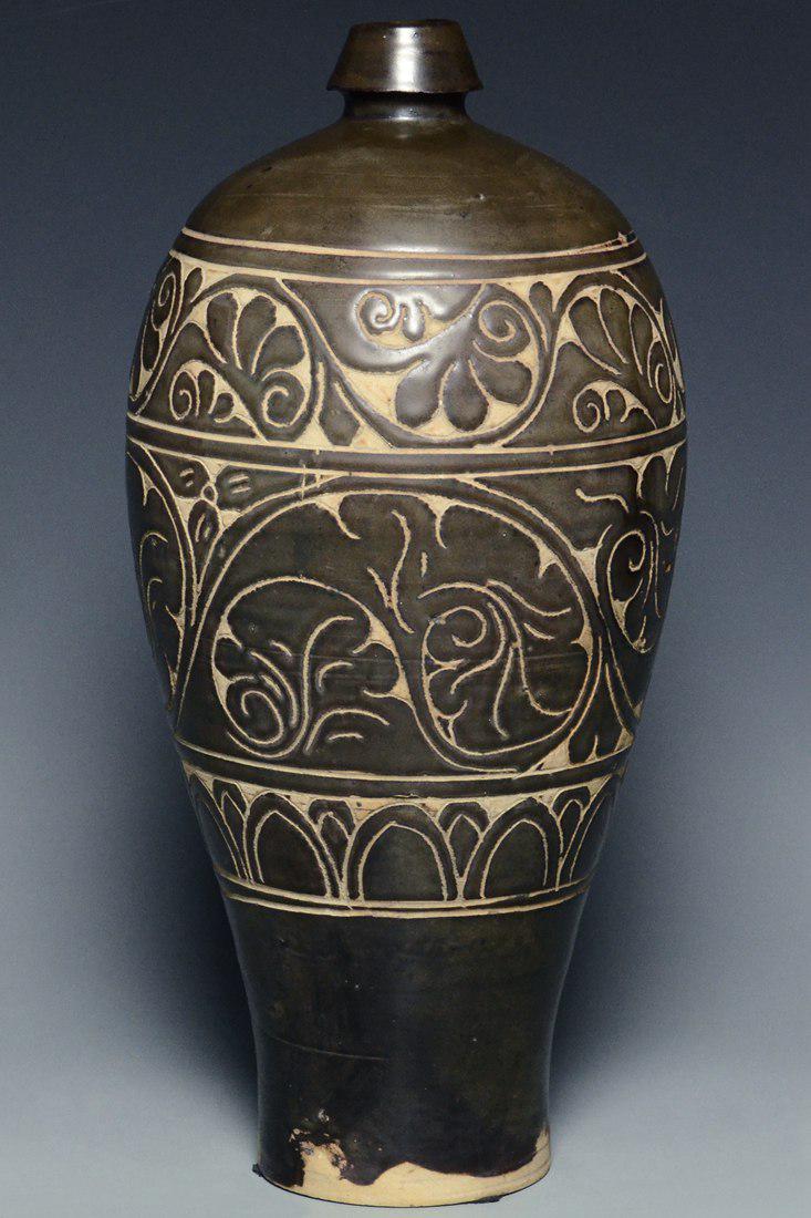 A SONG DYNASTY CIZHOU SGRAFFIATO MEIPING VASE (1 of 10)