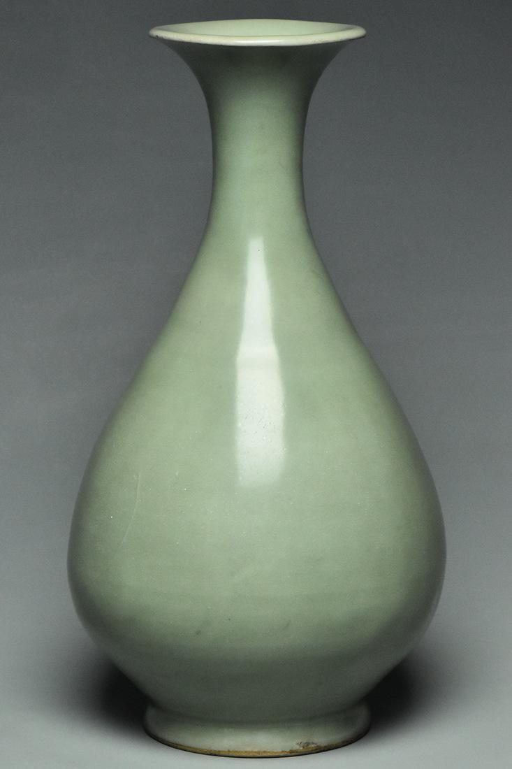 A YUAN DYNASTY LONGQUAN CELADON VASE (1 of 17)