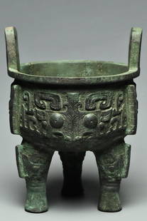 A SHANG DYNASTY BRONZE RITUAL FOOD VESSEL DING: A SHANG DYNASTY BRONZE RITUAL FOOD VESSEL DING. Dimensions: 7 1/2 x 5 3/4 x 5 1/2 in. High resolution pictures can be found at https://file.ac/bTUFd93Fd0E/