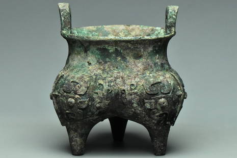 A SHANG DYNASTY BRONZE RITUAL FOOD VESSEL LI DING: A SHANG DYNASTY BRONZE RITUAL FOOD VESSEL LI DING. Dimensions: 6 1/4 x 5 1/2 x 5 1/4 in. High resolution pictures can be found at https://file.ac/3EdRVlSvQqI/