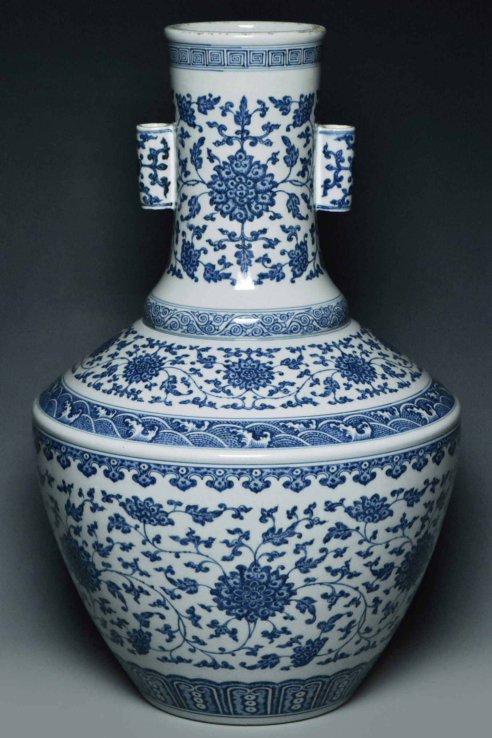 A VERY LARGE BLUE AND WHITE VASE YONGZHENG PERIOD (1 of 20)