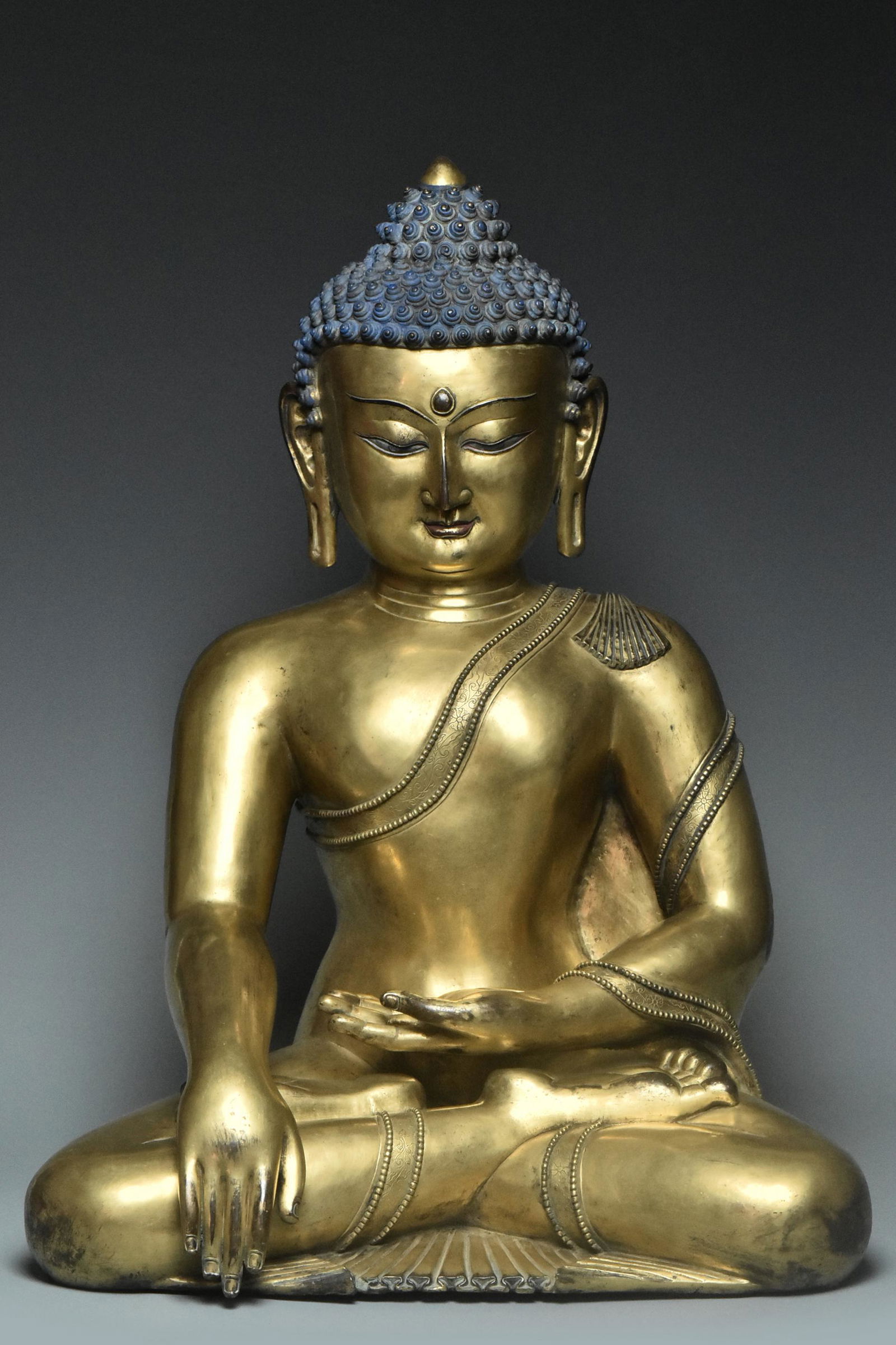A LARGE GILT BRONZE FIGURE OF BUDDHA 14TH C (1 of 14)