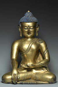 A LARGE GILT BRONZE FIGURE OF BUDDHA 14TH C