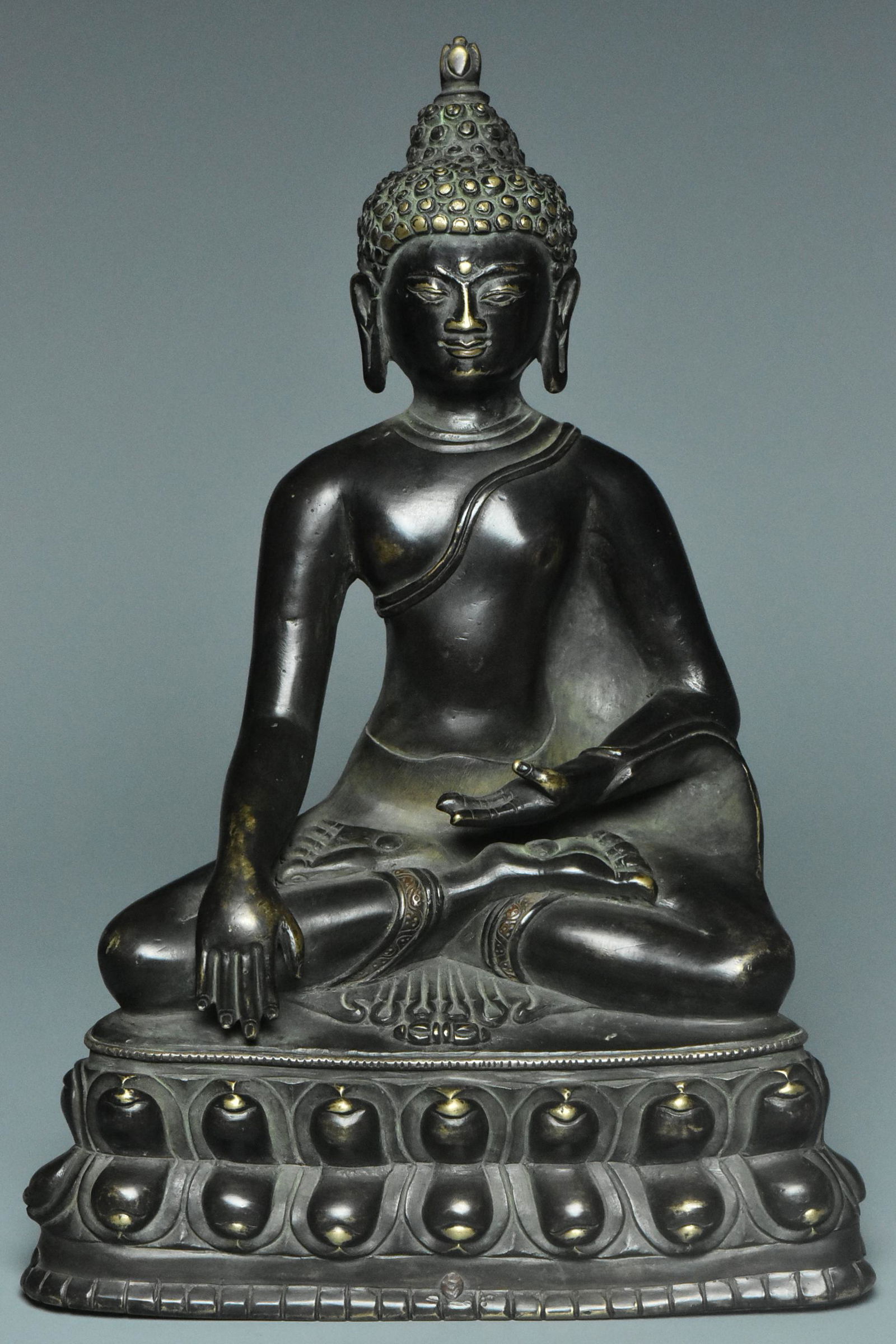A YUAN DYNASTY BRONZE FIGURE OF BUDDHA (1 of 13)