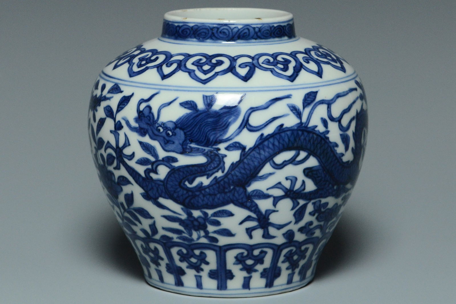 A MING DYNASTY DRAGON JAR JIAJING MARK (1 of 11)