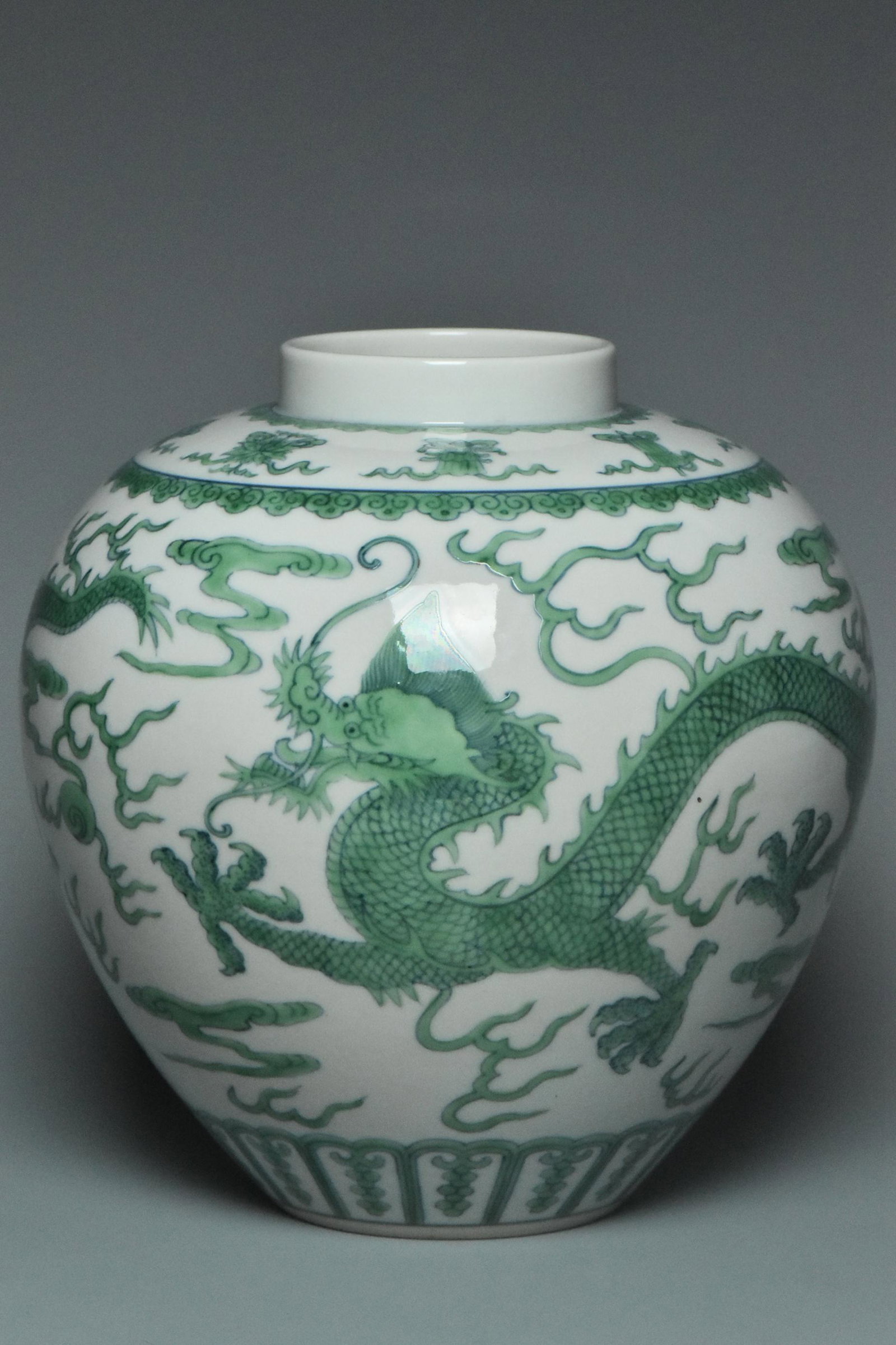 A DRAGON JAR DAOGUANG MARK AND PERIOD: A DRAGON JAR DAOGUANG MARK AND PERIOD. Dimensions: 7 3/4 x 7 1/2 in. Provenance: Formerly in the collection of the Marshall Coyne, noted Washington, D.C. Hotelier, friend of statesmen, etc.. He travel