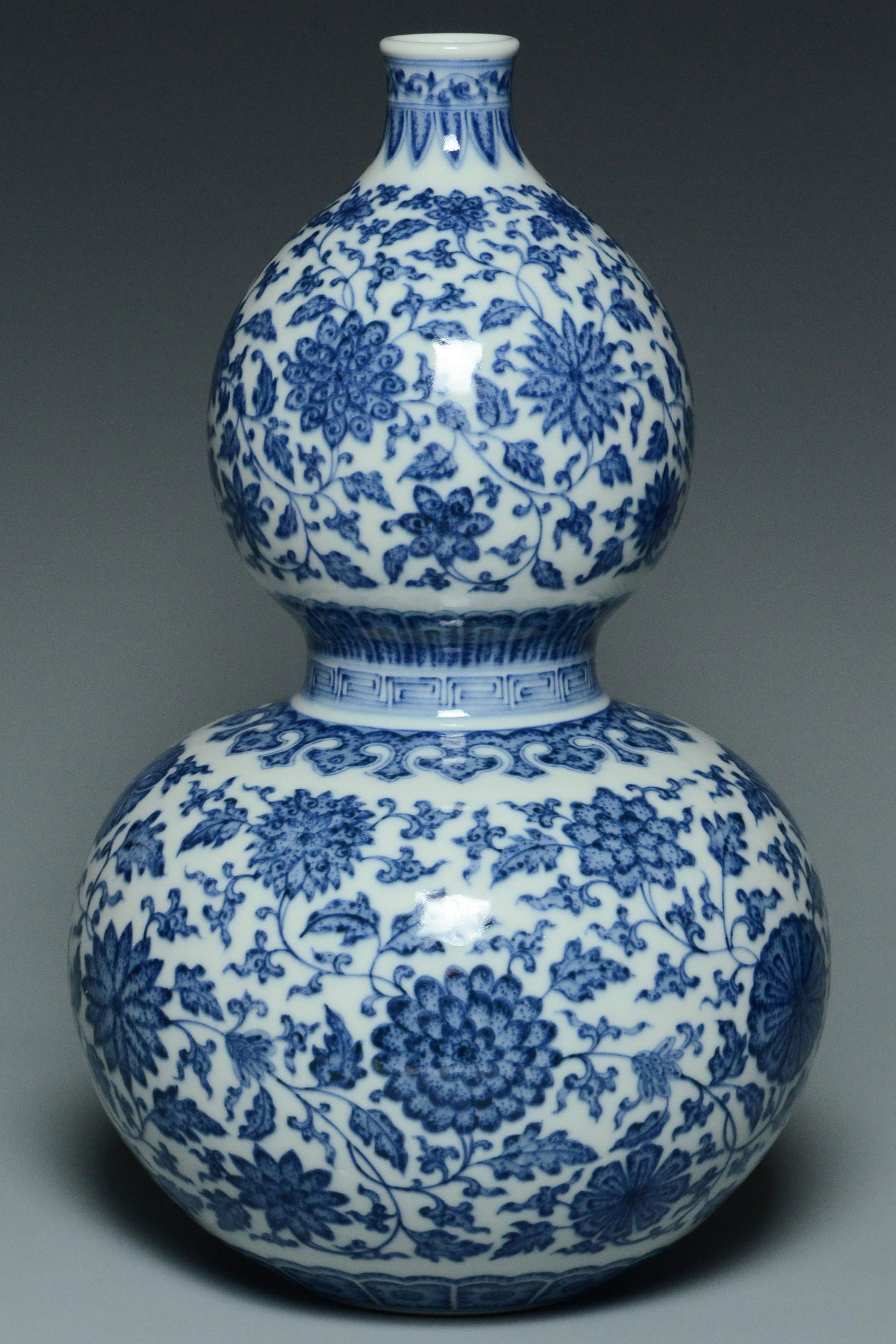 A BLUE AND WHITE VASE QIANLONG MARK AND PERIOD (1 of 16)
