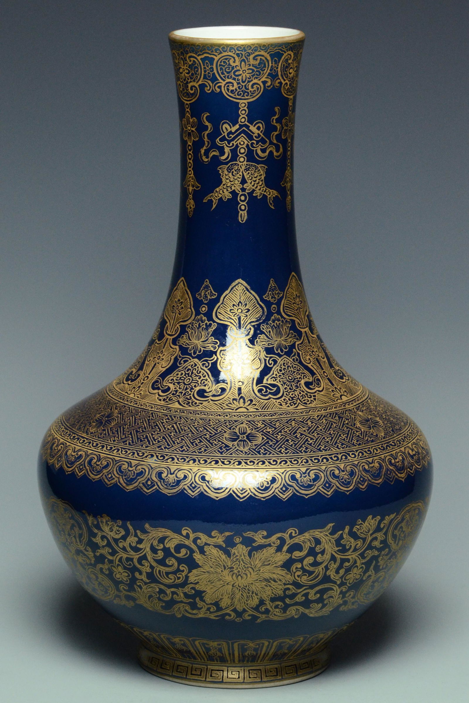 A BLUE AND GILT VASE QIANLONG MARK AND PERIOD (1 of 10)