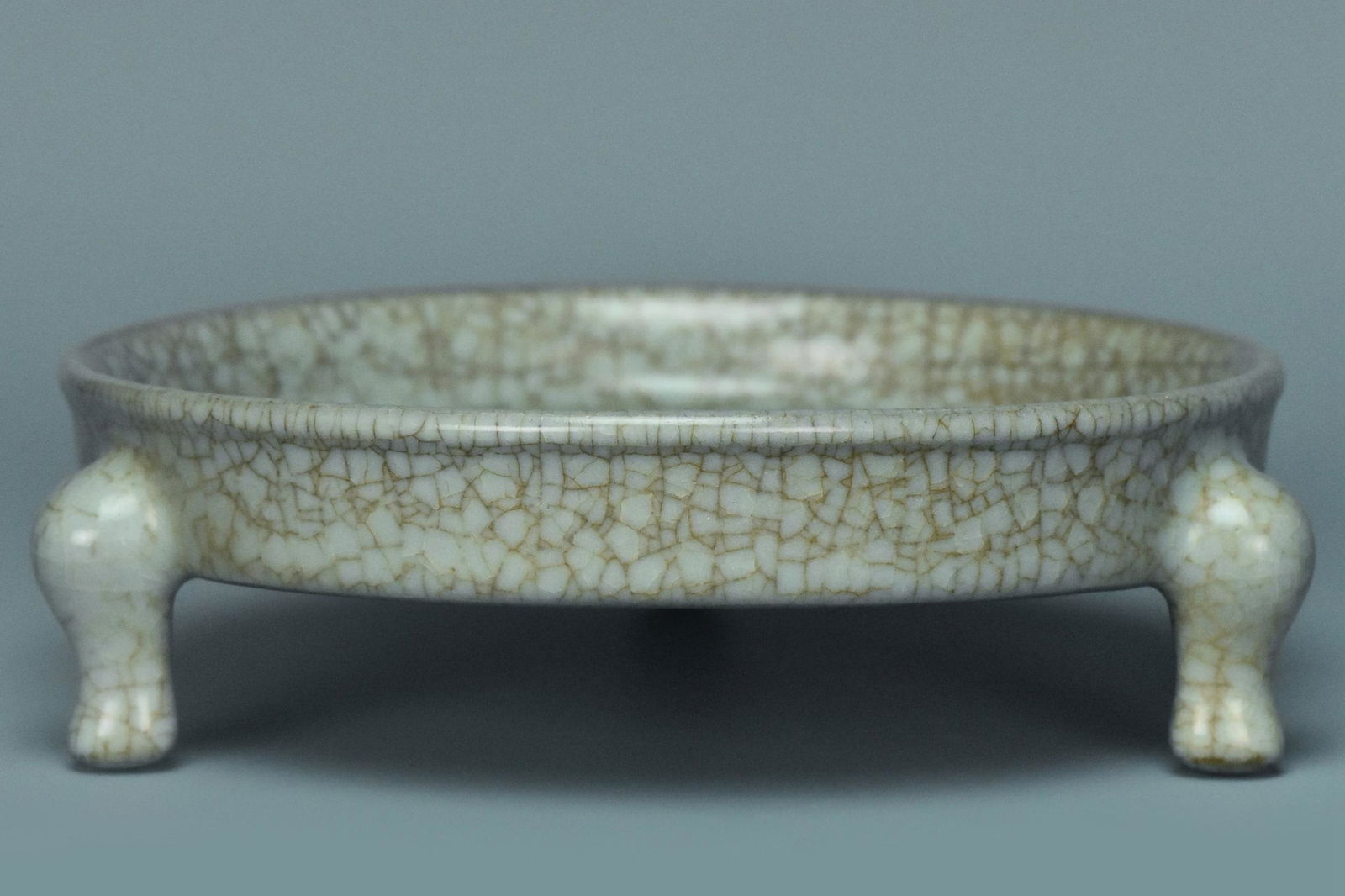 A SONG DYNASTY GEYAO TRIPOD DISH (1 of 12)