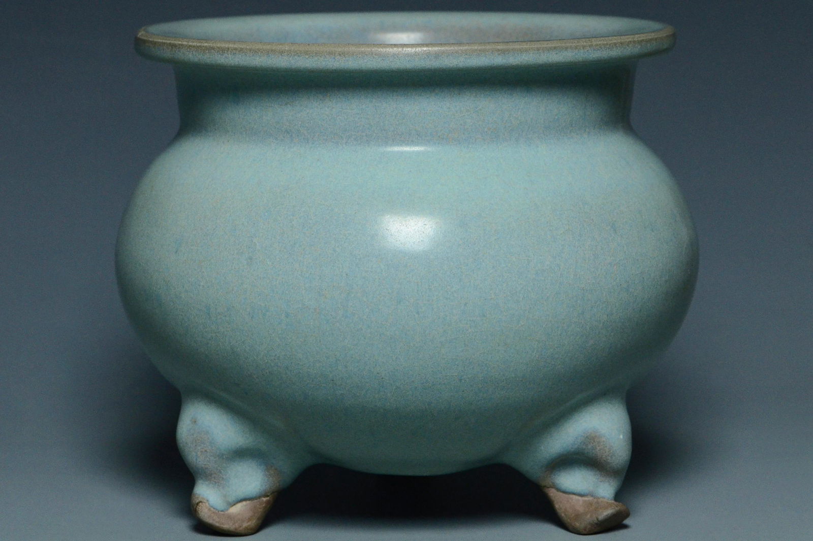 A JIN DYNASTY JUNYAO TRIPOD INCENSE BURNER (1 of 16)
