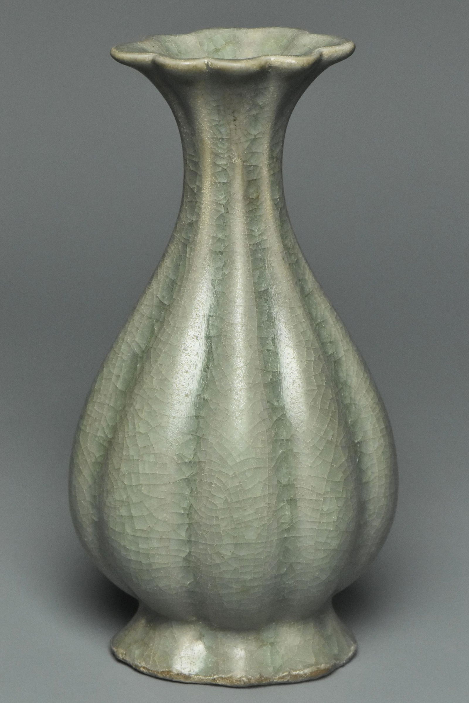 A SONG DYNASTY LONGQUAN GUAN TYPE LOBED VASE (1 of 10)