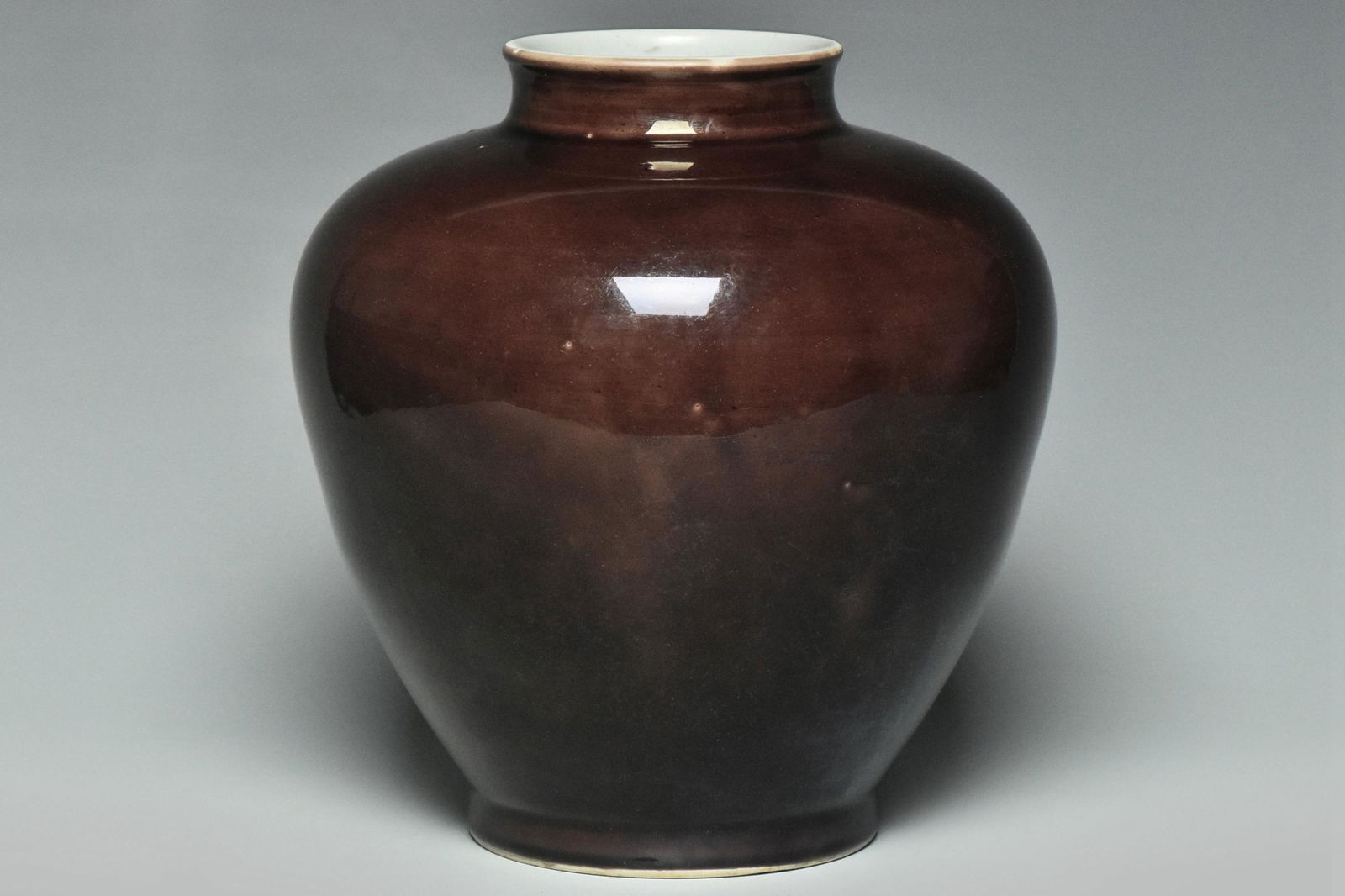 A PORCELAIN JAR KANGXI MARK AND PERIOD (1 of 15)