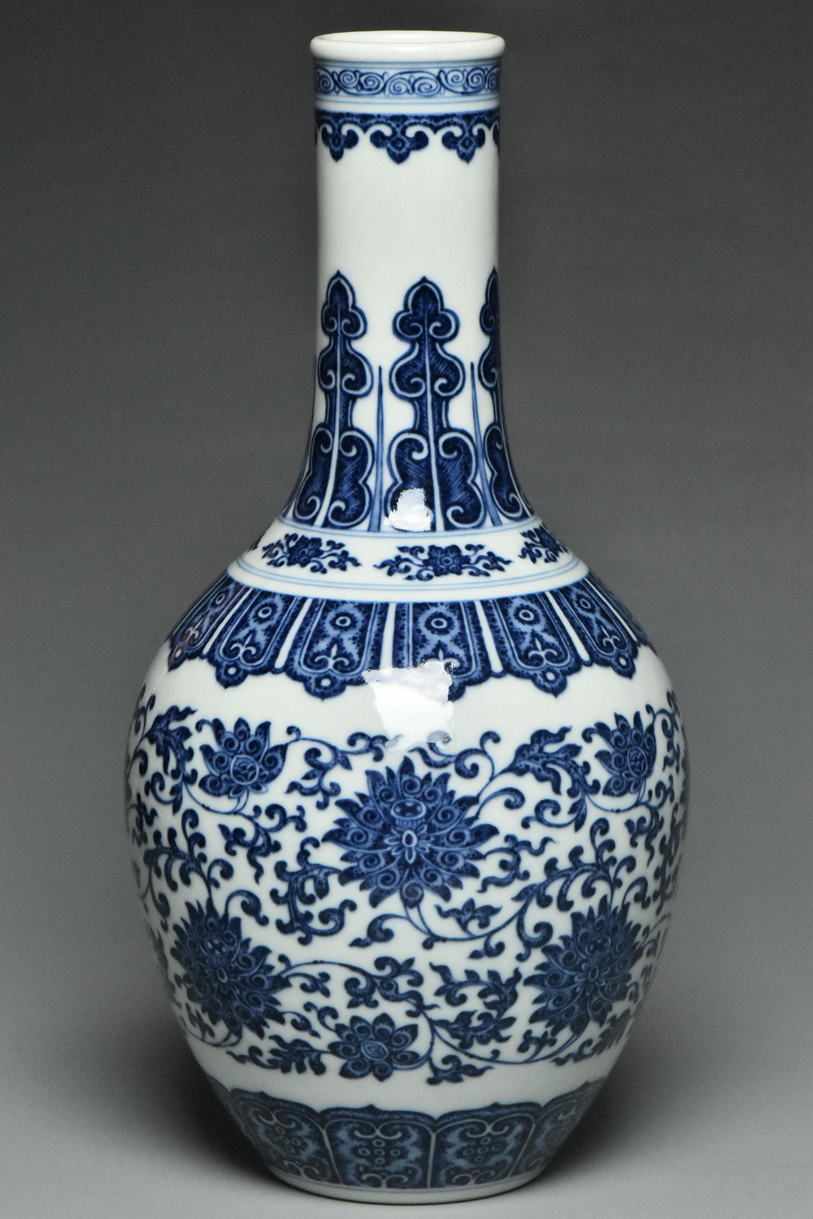 A BLUE AND WHITE VASE QIANLONG MARK AND PERIOD (1 of 16)