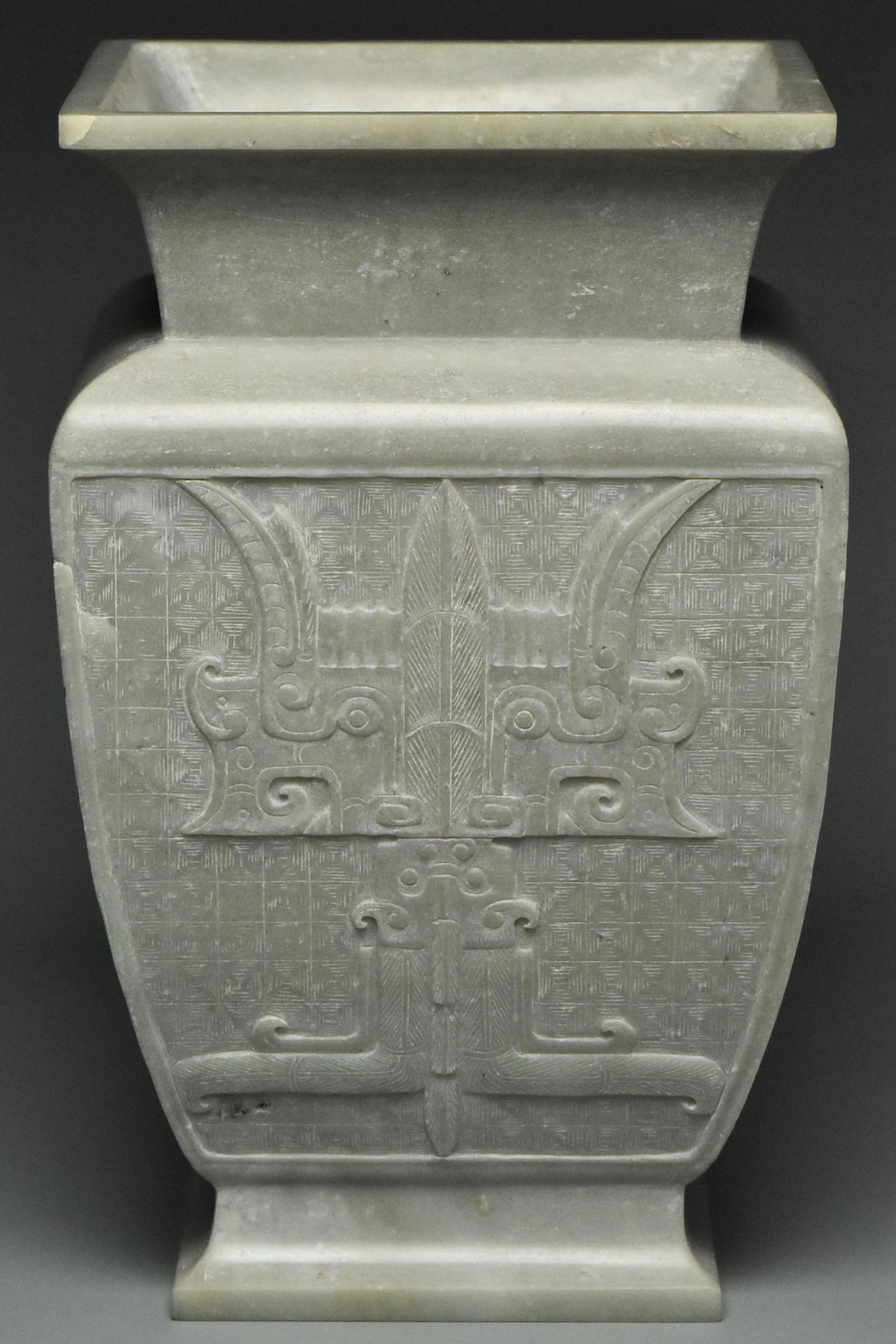 AN ARCHAISTIC JADE VASE (1 of 12)