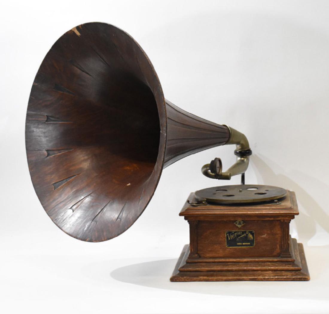 victor III #34000 phonograph with Oak Horn (1 of 5)