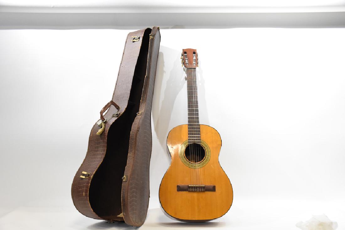 Gibson classical guitar #159437 with alligator case (1 of 5)
