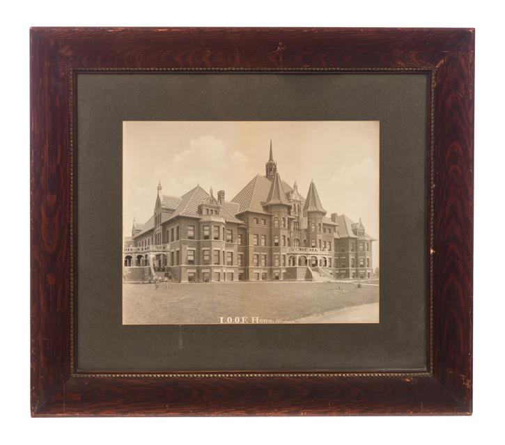 1900 Framed Oak Photo of IOOF Home: Measures 29" tall, 25" wide. Good original condition. Please Email or call for a detailed condition report. The absence of a condition statement does not imply that the lot is in perfect condition or 