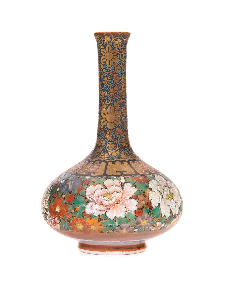 Signed Bizan Taisho Japanese Kutani Vase: Japanese Kutani vase, done during bizan, taisgo period. Features floral designs.