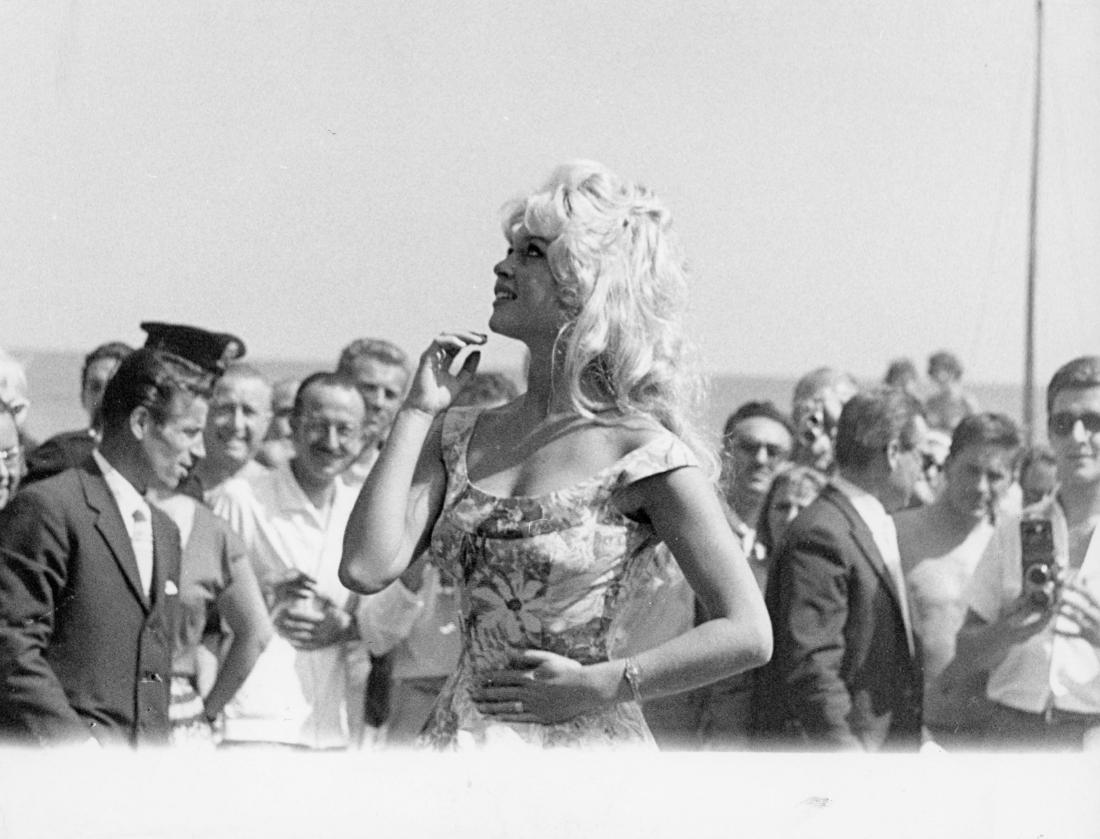 Brigitte Bardot. Original photograph.: On silver bromide gelatine (silver halide). On the back is a stamp from Fotomil and Aldo Durazzi. Brigitte Bardot at the Venice Lido. 18 x 24 cm.