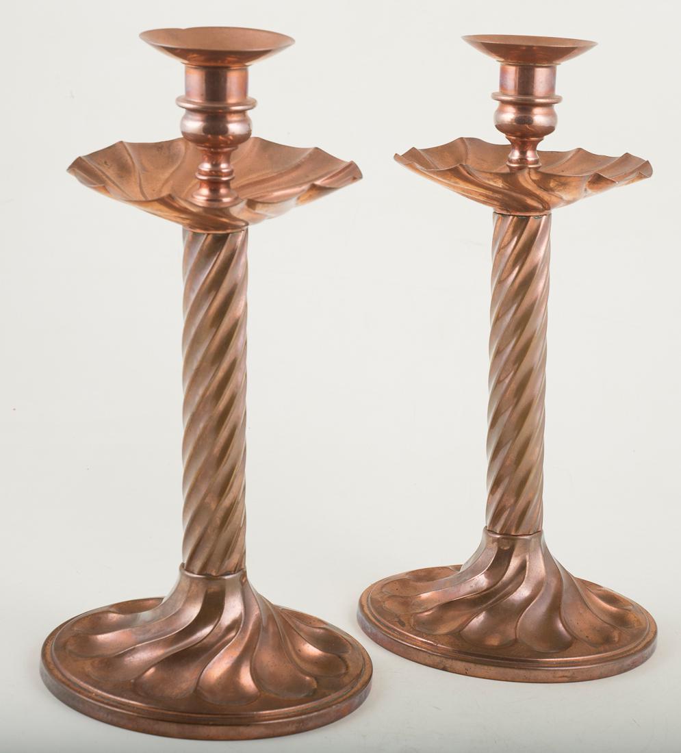Attributed to William Arthur Smith Benson "Was Benson": Attributed to William Arthur Smith Benson "Was Benson" (England, 1854-1924) Pair of copper candlesticks. Arts & Crafts. Circa 1900. 28 x 14,5 cm.