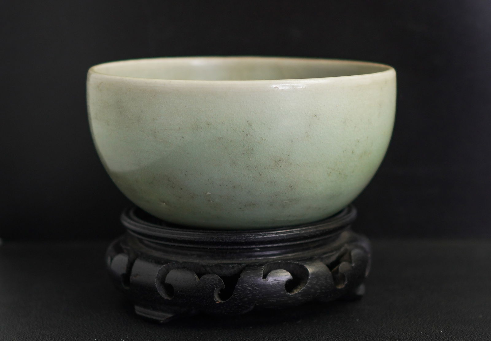 A CHINESE LONGQUAN CELADON BOWL, MING DYNASTY (1368-1911) (1 of 10)