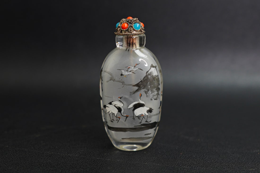 A CHINESE INSIDE-PAINTED SNUFF BOTTLE, 20th Century (1 of 2)