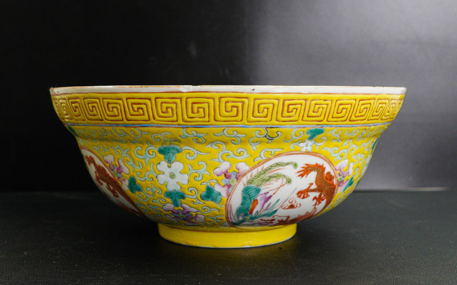 Large Chinese yellow-ground famille rose Bowl, Guangxu period, Qing dynasty: Size: 9" x 9" x 4". Description: Large Chinese yellow-ground famille rose Bowl, Guangxu period, Qing dynasty. Tri-State area in house truck delivery available. In house shipping with UPS will cost