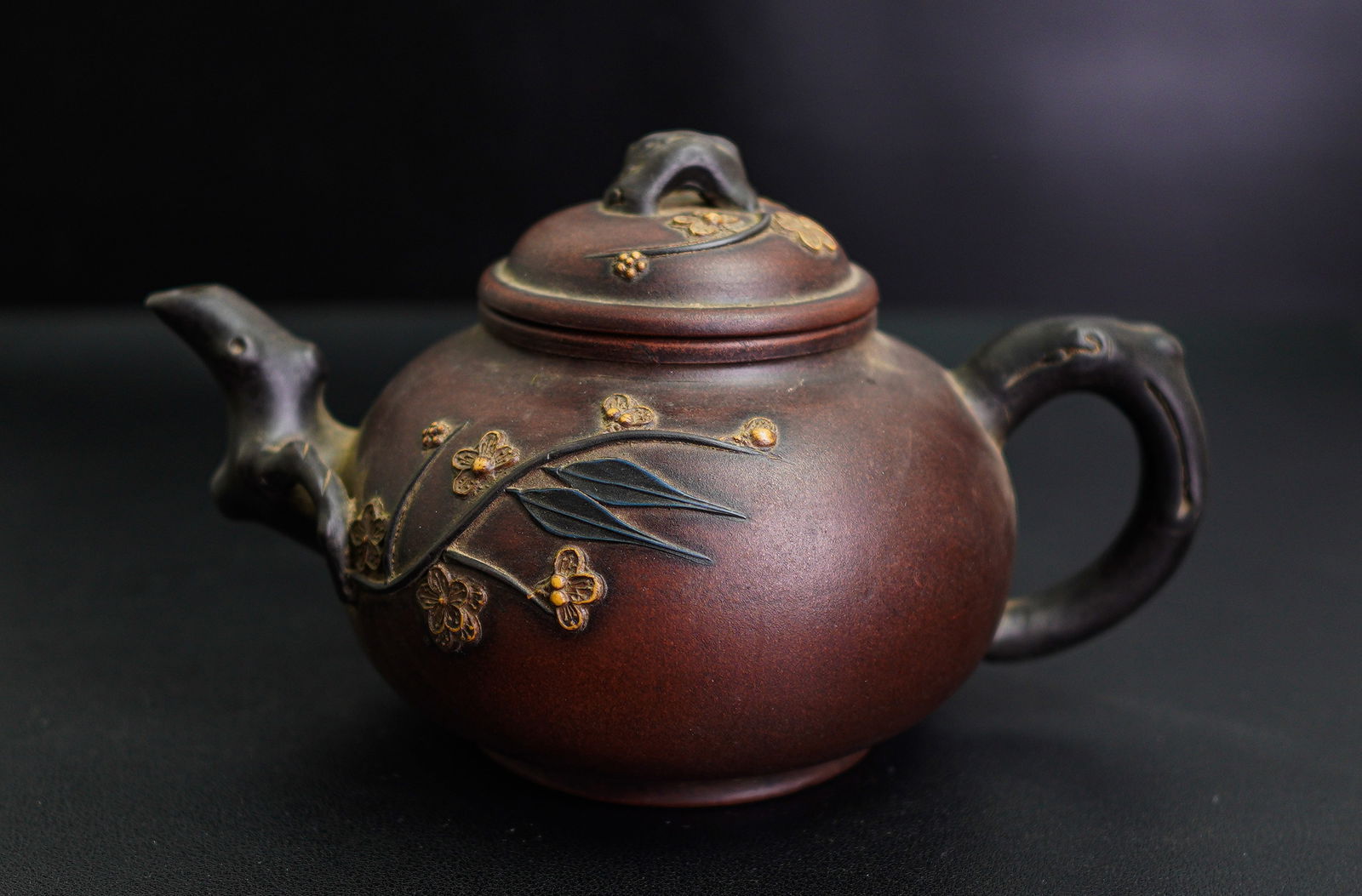 Chinese Yixing zisha teapot: Size: 8" x 5" x 5". Tri-State area in house truck delivery available. In house shipping with UPS will cost around $15-$25.