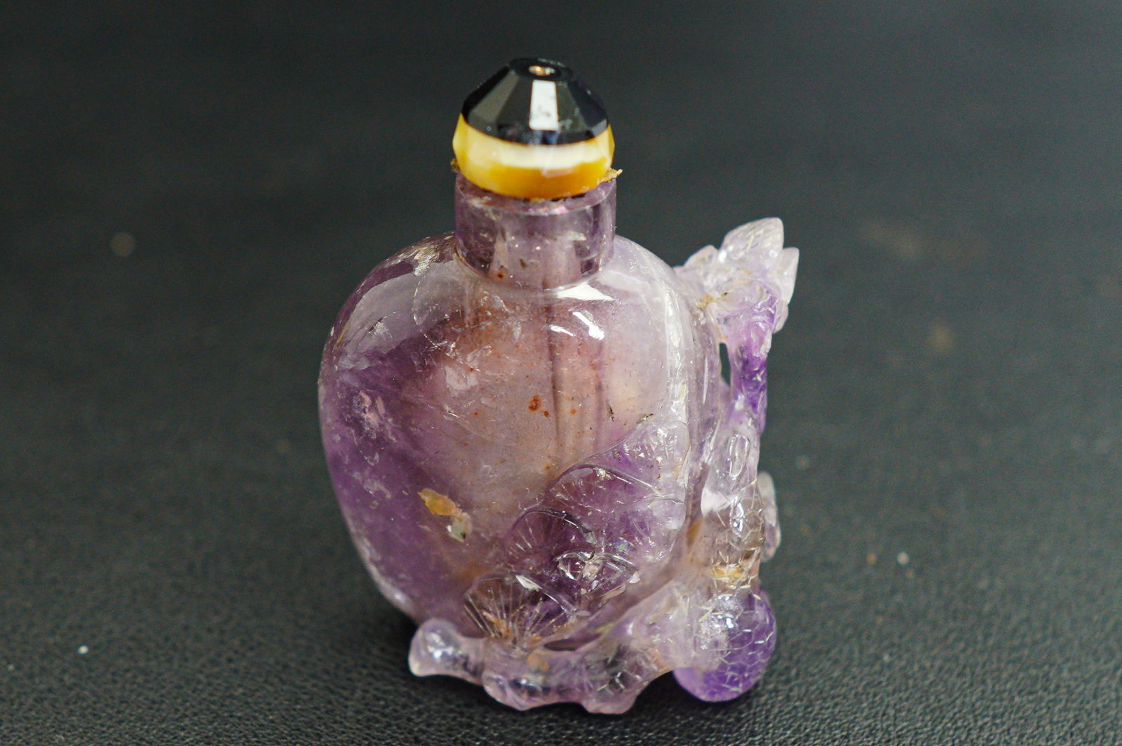 A Chinese amethyst snuff bottle, early 20th century (1 of 7)