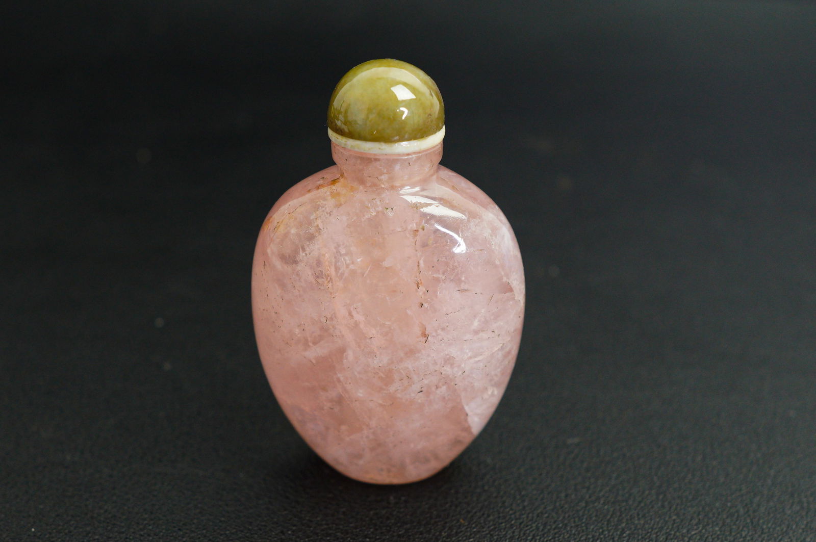 A Chinese rose quartz snuff bottle, early 20th century (1 of 6)