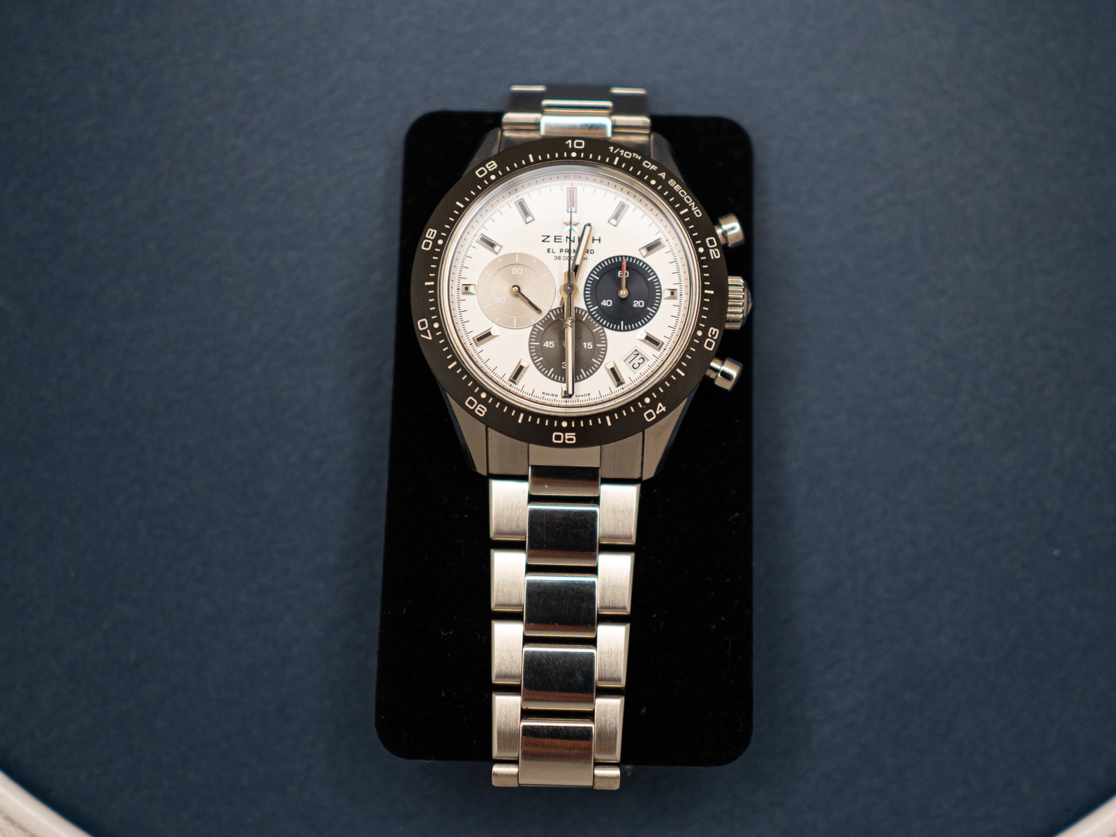 ZENITH CHRONOMASTER SPORT - 41.00mm: The CHRONOMASTER Sport combines elements of past ZENITH chronograph references such as the tri-colour dial, pump-style pushers and steel bracelet with a black ceramic bezel, all in a modern 41mm case.