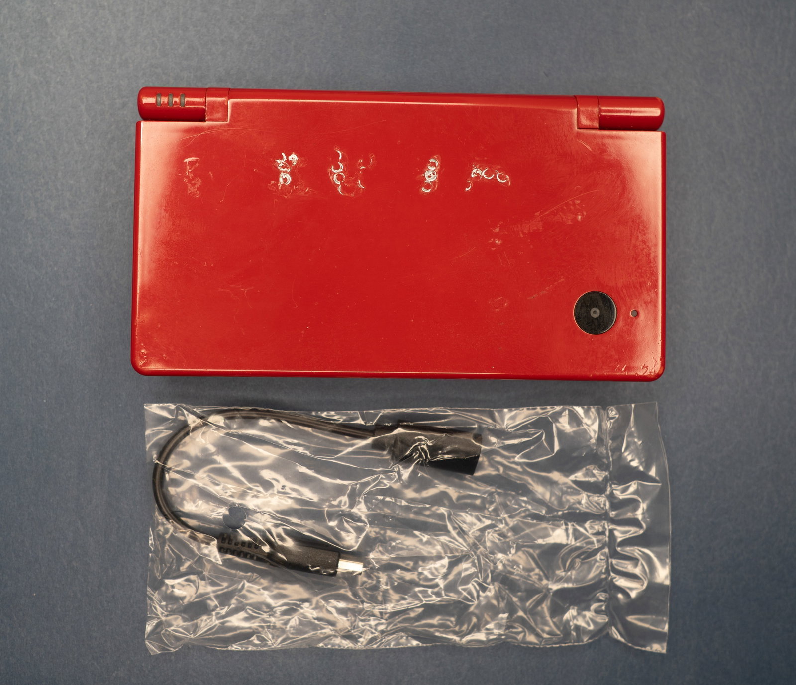 Red Nintendo DSI - Fair condition. (1 of 5)