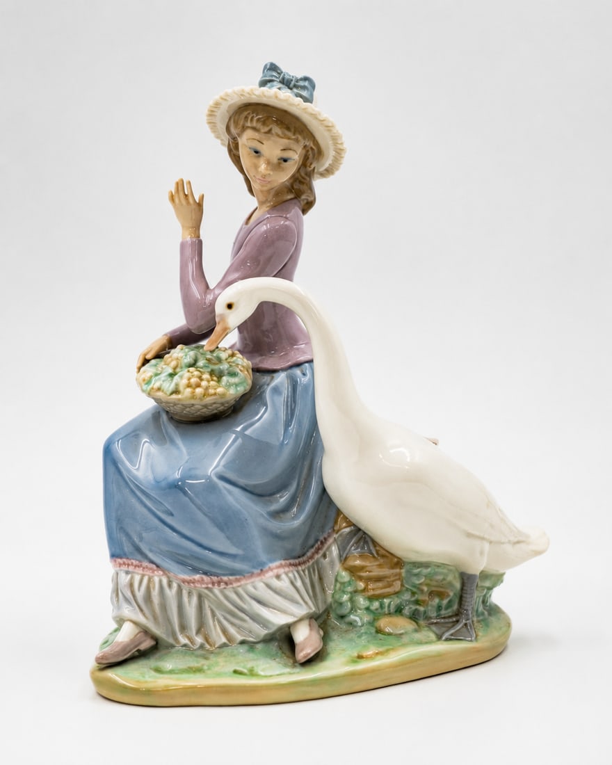 LLADRO "GOOSE TRYING TO EAT" PORCELAIN FIGURINE: LLADRO "GOOSE TRYING TO EAT" PORCELAIN FIGURINE, overall size 10 x 7 x 7 in, affordable in house shipping available upon request.