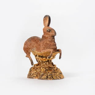 Carolein Smit (Amersfoort 1960): Haas in een bokaal (Hare in a goblet) (2009) Glazed ceramic, H. 66 cm Note: Dutch Carolein Smit satirically plays with that unknown turning point when beauty turns over in exuberance, hate in love, al