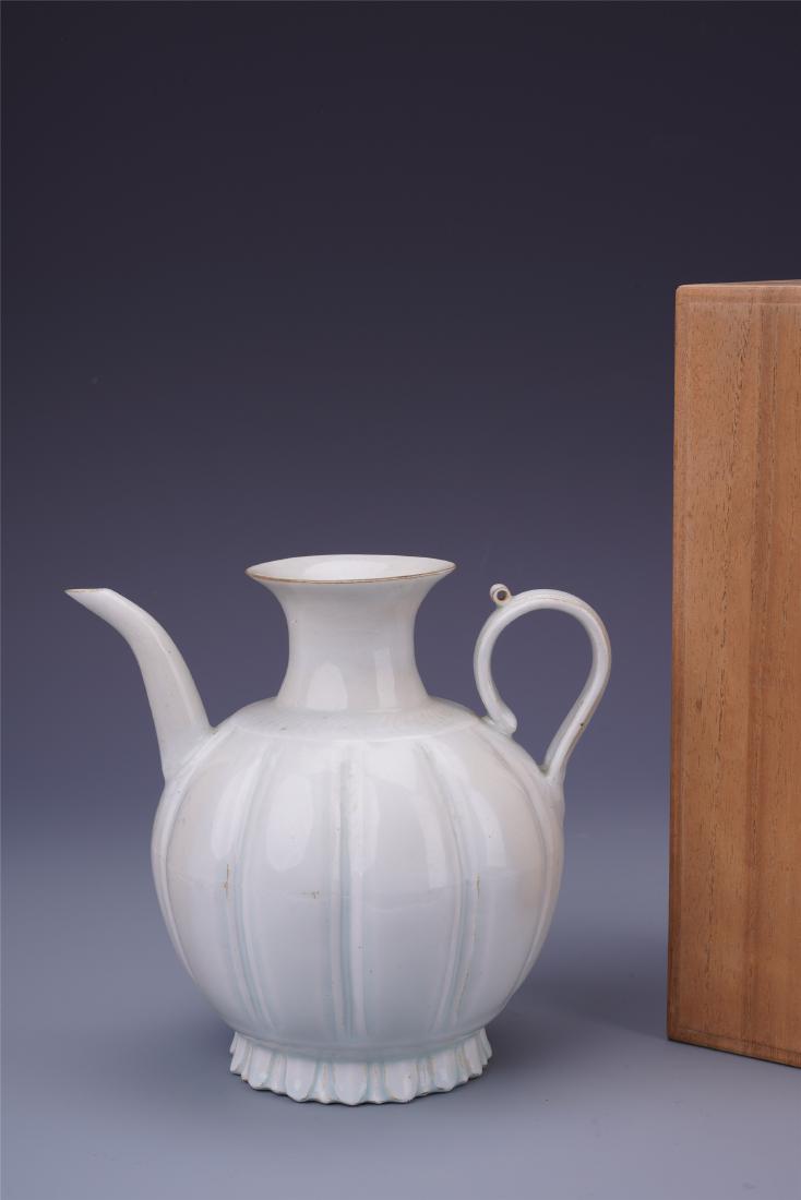 CHINESE PORCELAIN WHITE GLAZE KETTLE (1 of 15)