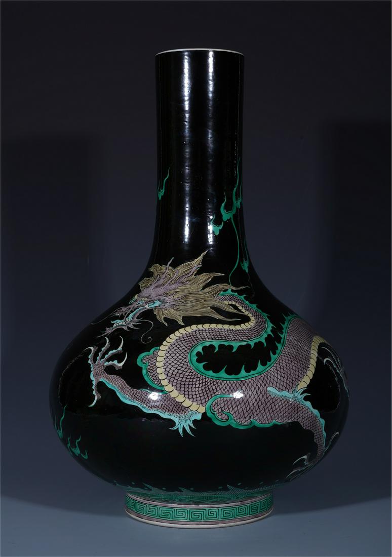 CHINESE POCELAIN SANCAI DRAGON VASE (1 of 11)