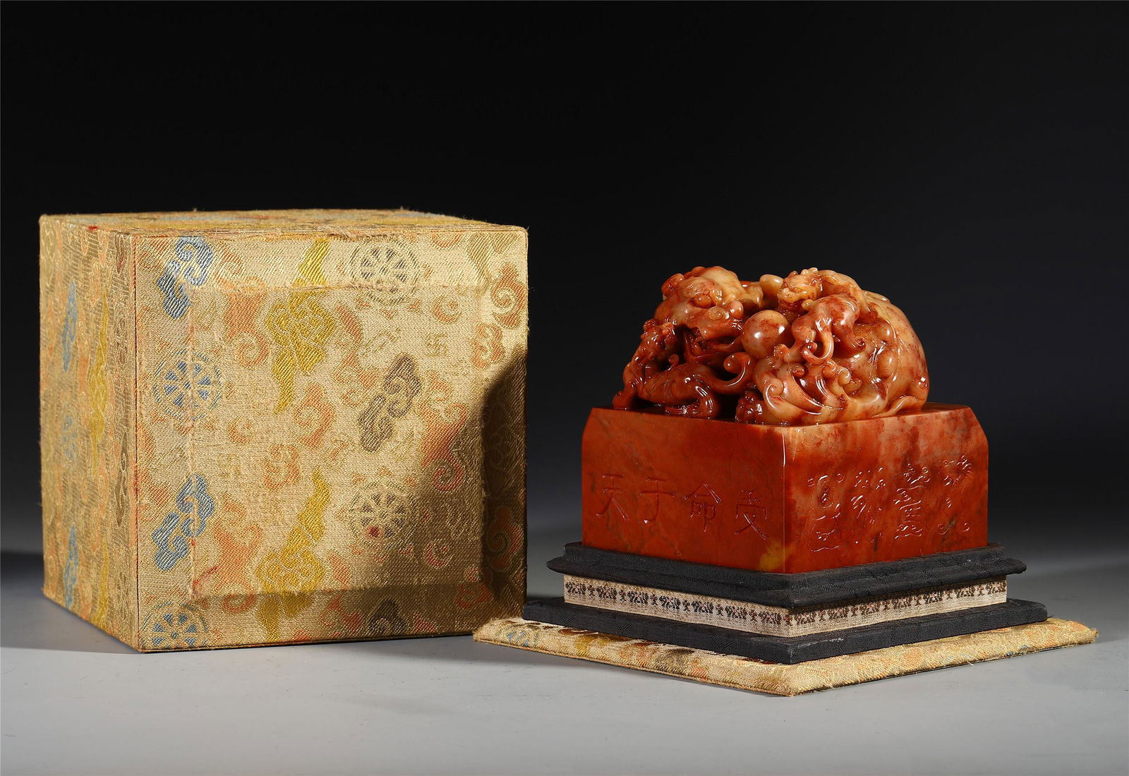 CHINESE CHICKEN BLOOD STONE DRAGON SEAL (1 of 10)