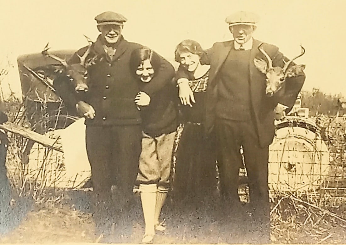 Photo Men Woman Holding Dead Deer Harvest: Photo 1930s 2 Men 2 Woman Holding Dead Deer Harvest between there arms. Writing on back...could be identity. 4 1/2 x 2 3/4.