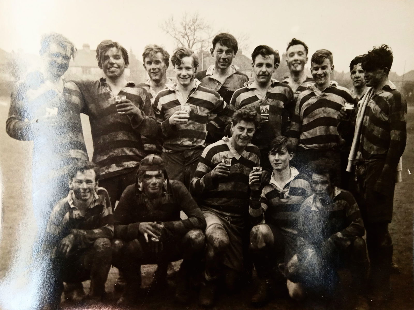 Photo Vintage 1950s Teammates drinking beer after game football soccer rugby (1 of 3)