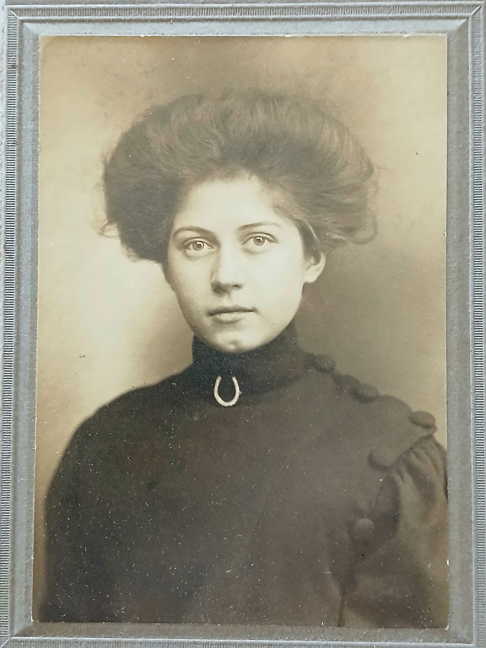 Photo Woman with horseshoe Brooch (1 of 3)