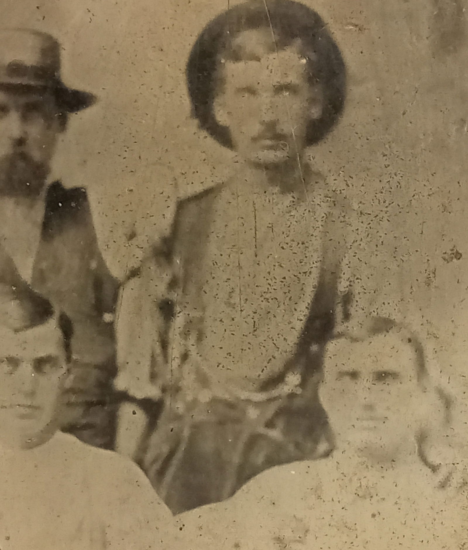 Tintype Photo Old Wild West Gang Holding a Shot Gangsters: Tintype Photo Old Wild West Gang Holding a Shot GangstersThis Tintype has some imperfections and few bends, but still a very oddly photo with the man holding the shot glass just takes this photo on an