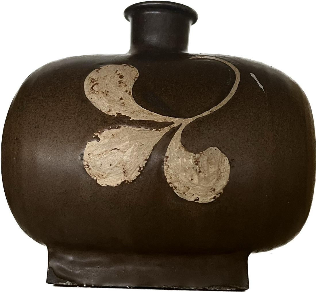 Buncheong Rice Bale Vase, Joseon Period: Korean buncheong rice barrel vessel. H:7in(17.8cm) W:7.5in(19cm)