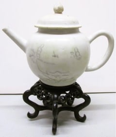 China Export Teapot, 18th Century, Ex Carl Crossman