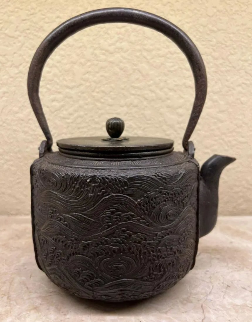 Superb Tetsubin, 19th Century: Superb Tetsubin, Meiji Period, with all over wave patterns. Comes with Tomobako. Provenance: Virginia Parke