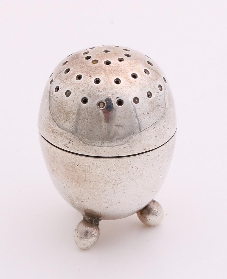 Silver spreader, 925/000, in the shape of an egg on 3: Silver spreader, 925/000, in the shape of an egg on 3 bulb feet. ø3x4cm MT .: Charles Stuart Harris, London, jl.:r:1872. about 24 grams. Slightly dented, otherwise in good condition